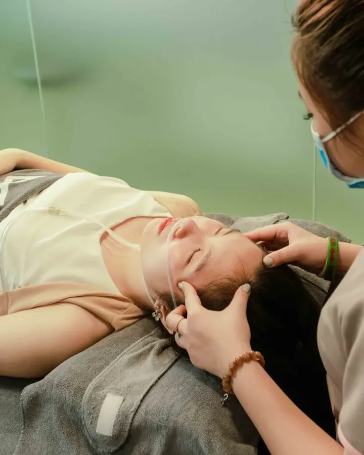Kệ mỹ phẩm và nến thơm